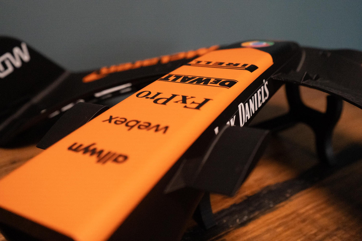 Maqueta de réplica del alerón delantero/spoiler del McLaren F1 (2025)