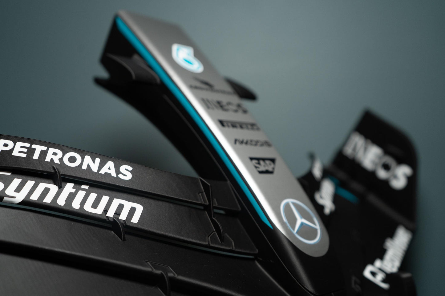 Réplica del alerón/spoiler delantero de Mercedes F1 (2025)