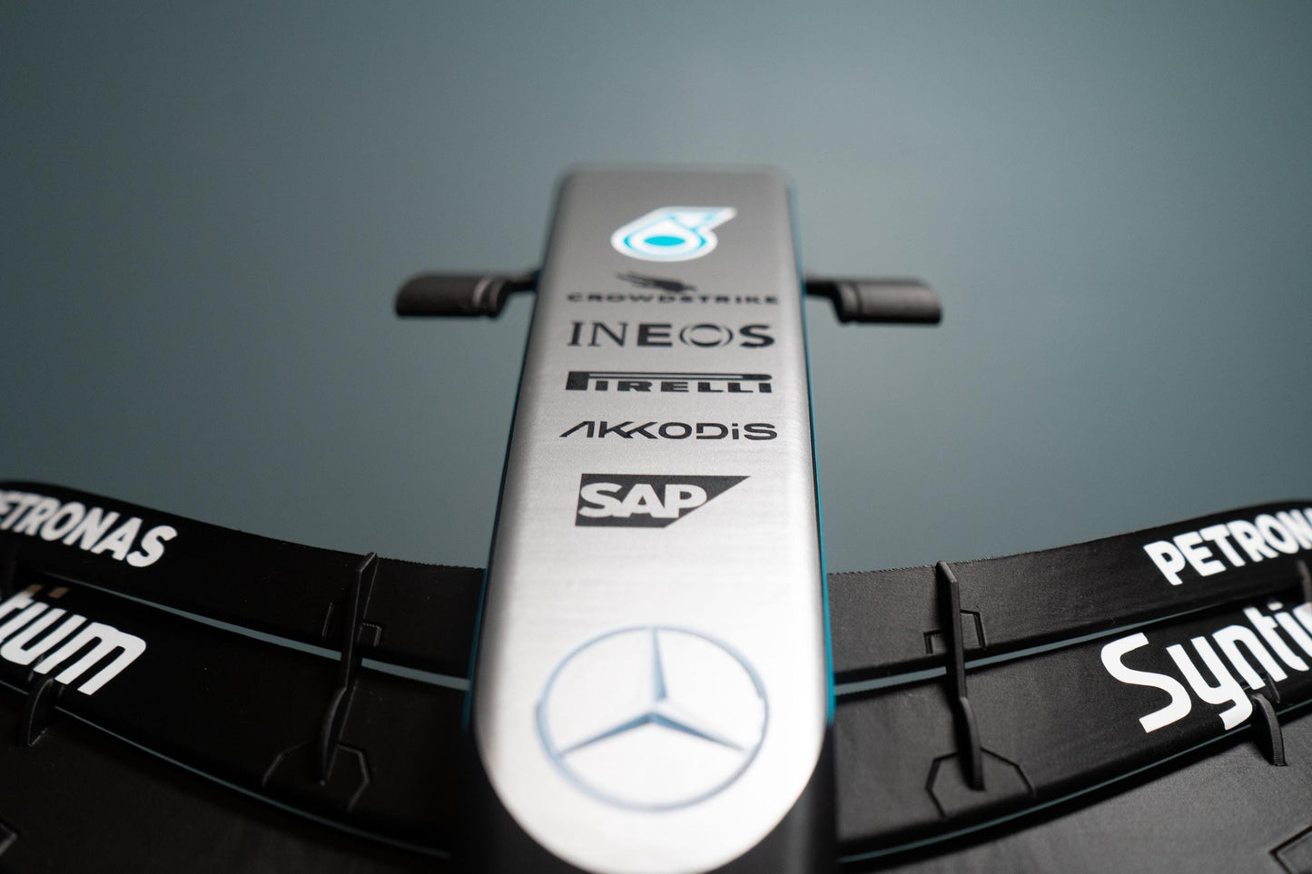 Réplica del alerón/spoiler delantero de Mercedes F1 (2025)